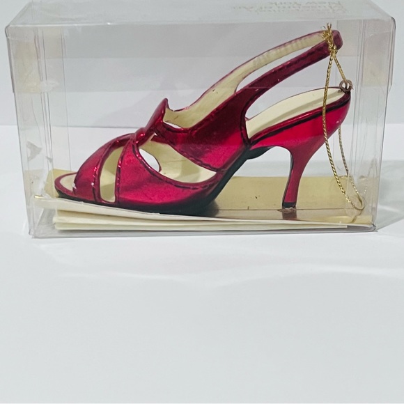 Metropolitan Museum of Art New York red shoe decor in sealed box. - Picture 7 of 14
